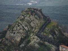 Acropoli di Maletto. Nella valle sottostante è stato eretto il vallo per una lunghezza di quasi tre chilometri.